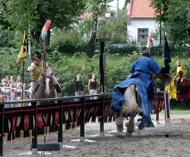 2005_0813 (45).JPG - Snabbt runt banan och plocka ur flaggan ur sin hållare